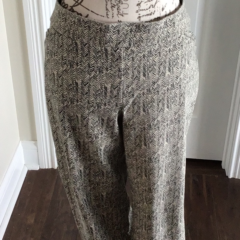 Dana Buchman stretch  Zigzag print cropped ankle pants with elastic waist Sz M
